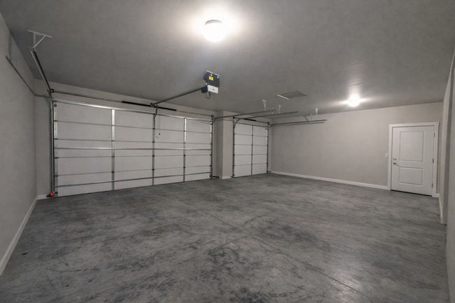 Building Photo - Executive home~move in ready!