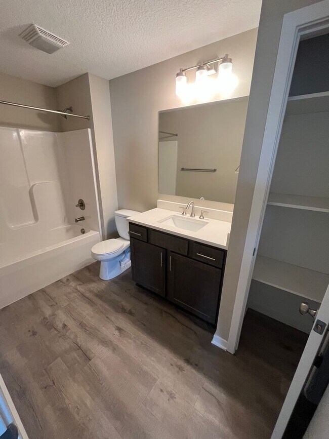 Building Photo - Spacious 4-Bedroom Home in Altoona Neighbo...