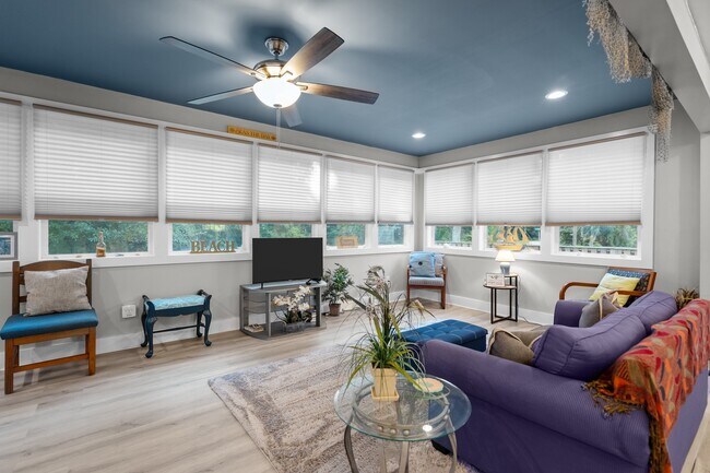 Building Photo - 2585 Fairway Dr SW