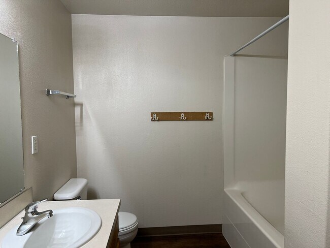 Building Photo - 3Bd/1.5Ba Two Story House - Available to View!