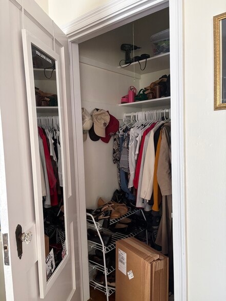 Master closet - 2603 Kiawah Ave