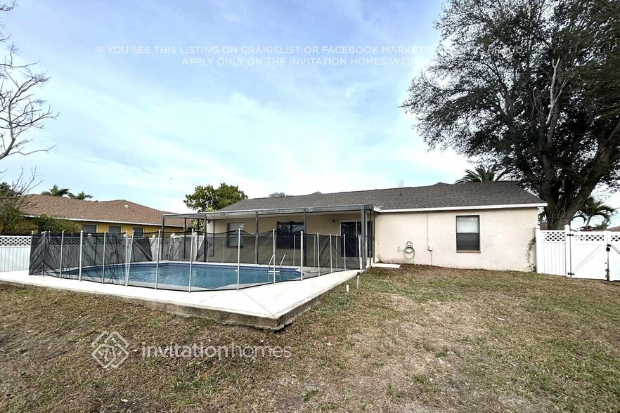 Building Photo - 1410 SW 3rd Ave