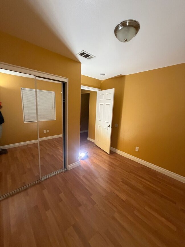 Building Photo - 40(718)