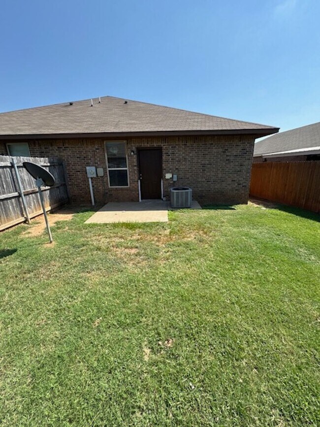 Building Photo - 3br 2ba duplex with 2 car garage!