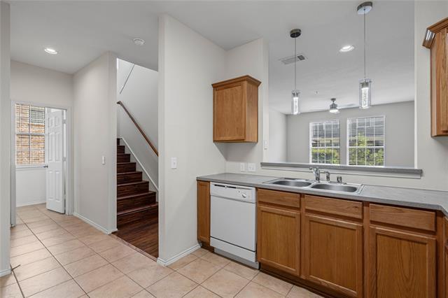 Building Photo - 2301 Stoneleigh Pl