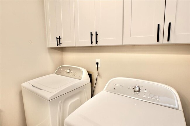 Building Photo - 1101 Magical Way