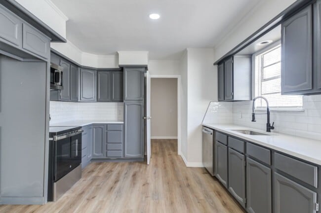 Building Photo - Newly remodeled 3 bad 2 bath near South Lo...