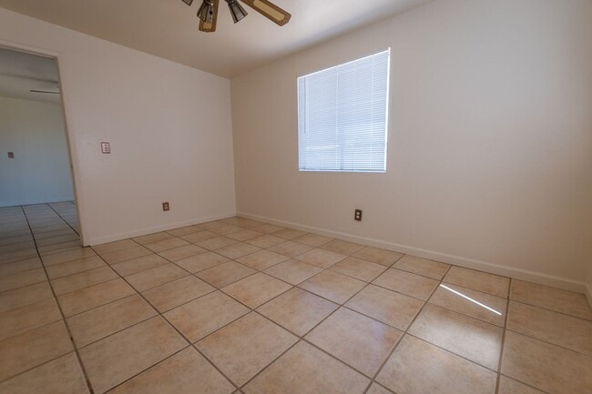 Building Photo - 4 Bedroom, 1½ Bath Home with Central A/C, ...