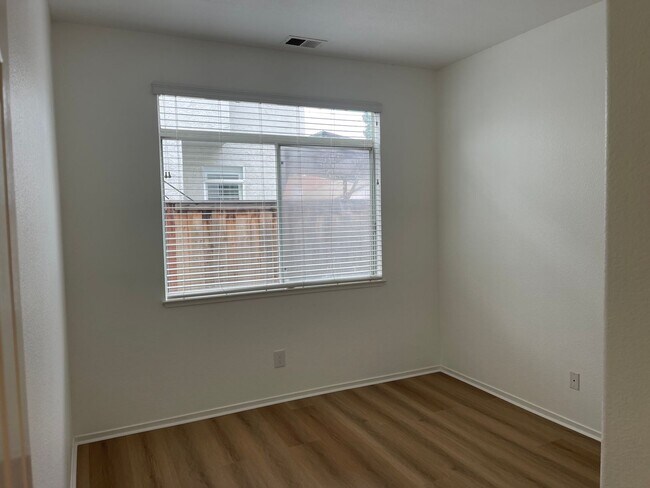 Building Photo - 3br/2ba Home on corner lot
