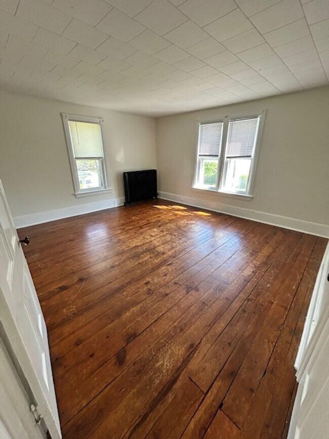 Building Photo - Spacious 2-Bedroom Apartment with Bonus Room – $850/month