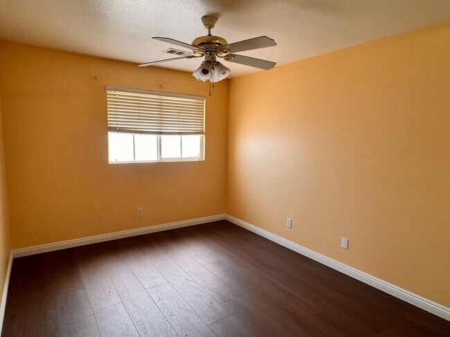 Building Photo - Home For Rent