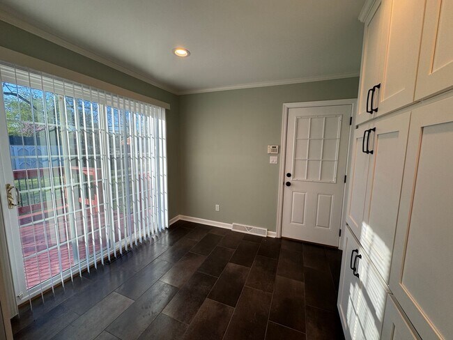 Building Photo - Move-in Ready!