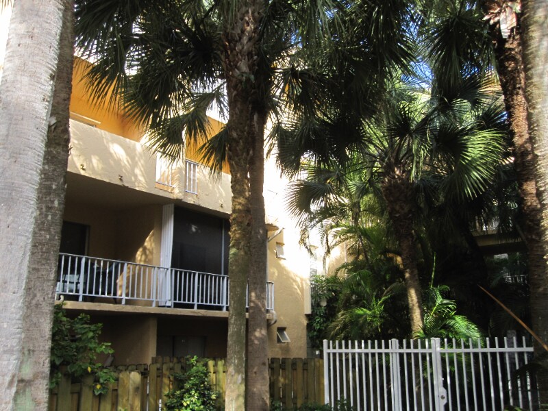Building Photo - 6904 N Kendall Dr