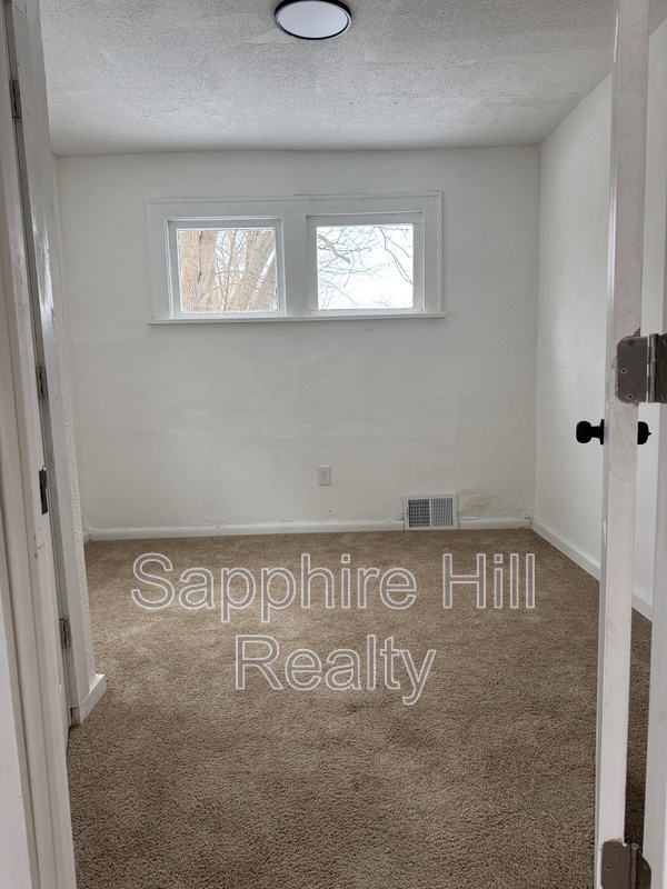 Building Photo - 10414 Nelson Ave