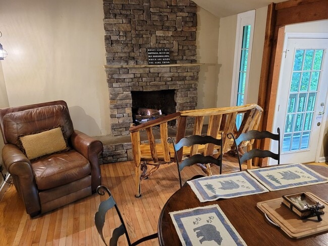 Building Photo - Spacious 4 Bedroom, 2 Bath One-Story Home with Hardwood Floors & Parking