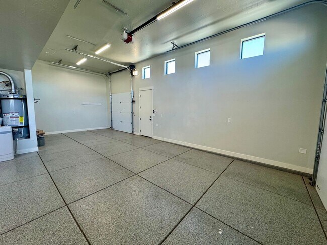 Building Photo - Beautiful Modern 5 Bedroom Furnished Home!!