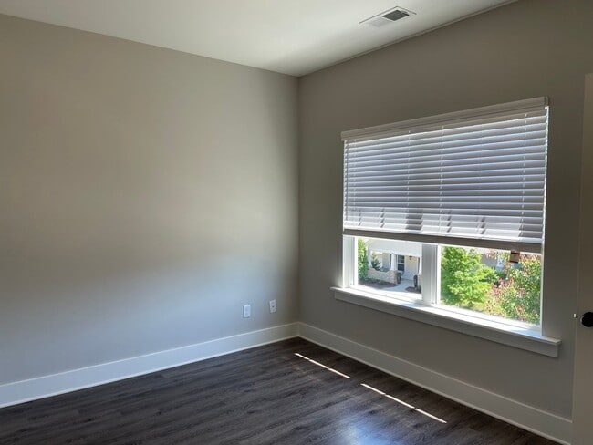 Building Photo - 3 Bedroom Home with Garage and Flat Fenced Backyard!
