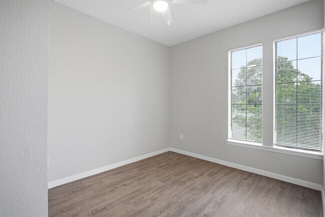Building Photo - 611 Carpenter Ave