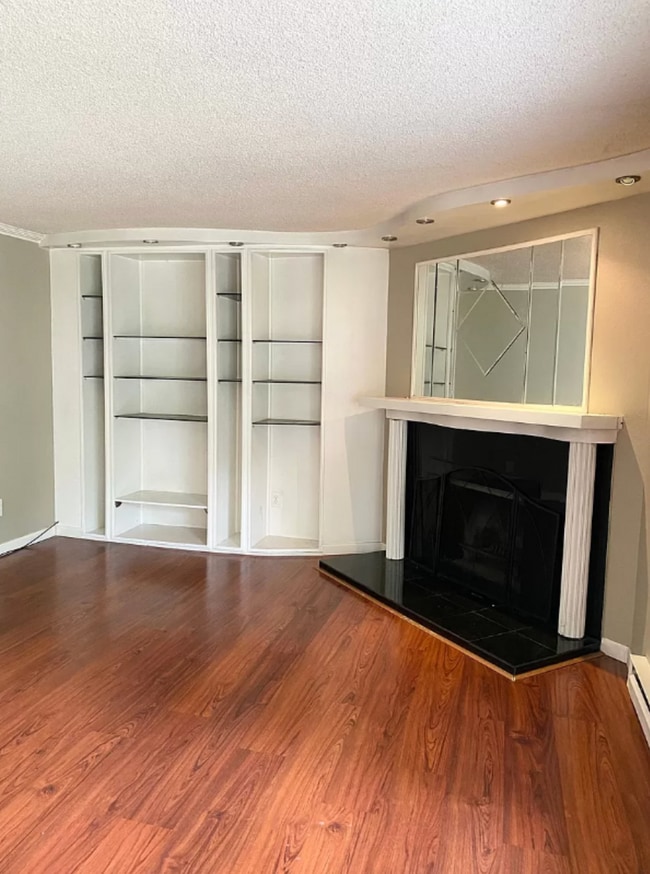 Building Photo - Spacious top floor condo with 3 sizable bedrooms & 2 baths