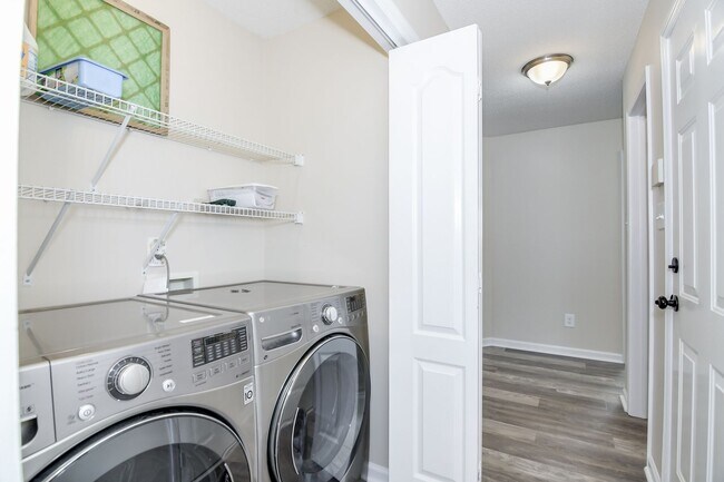 Building Photo - 2545 Carriage Creek