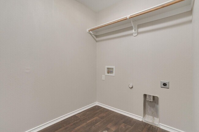 Building Photo - Great 3 Bedroom, 2 Bath, Brick Home in Gre...