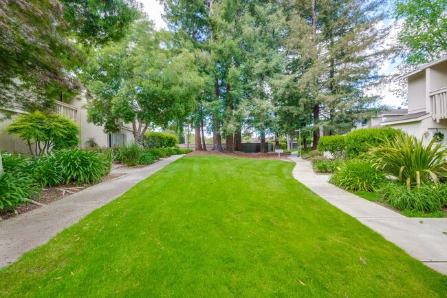 Building Photo - Lovely and Spacious 2BR 2.5BA Condo in Gre...