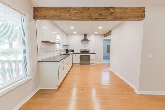 Building Photo - 3 bedroom updated home in a quiet, peaceful setting!