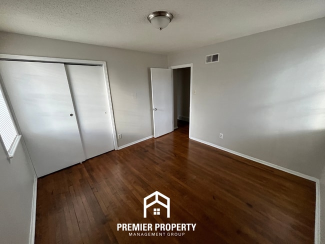 Building Photo - Spacious 3BR Memphis Home with Hardwood Floors, Dual Dining Areas & Fenced Yard