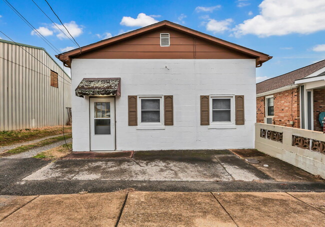 Building Photo - Charming 2-bedroom, 1-bath near downtown Clarksville!