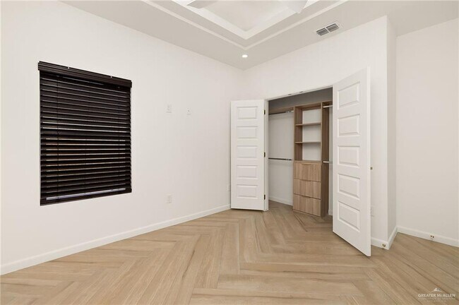 Building Photo - 12 N Revolution St