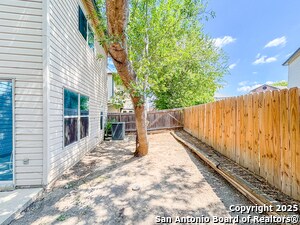 Building Photo - 115 McLennan Oak
