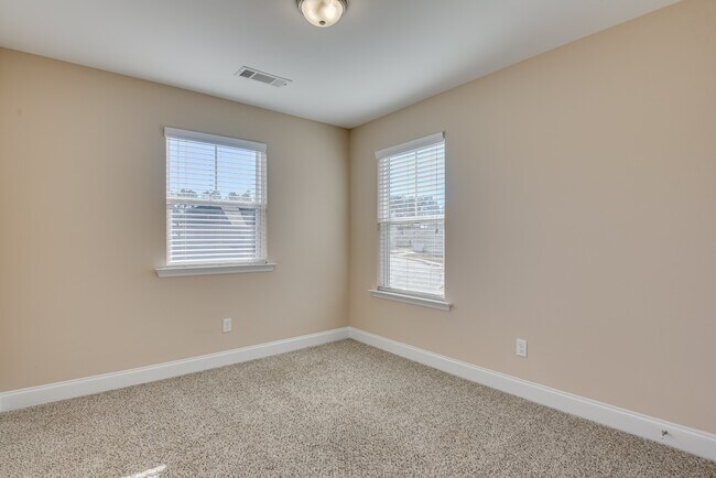 Building Photo - 926 Linsmore Ave