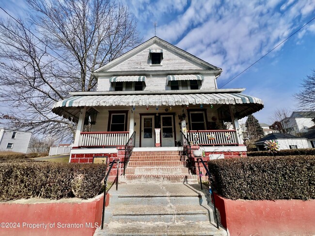 Building Photo - 637 E Elm St