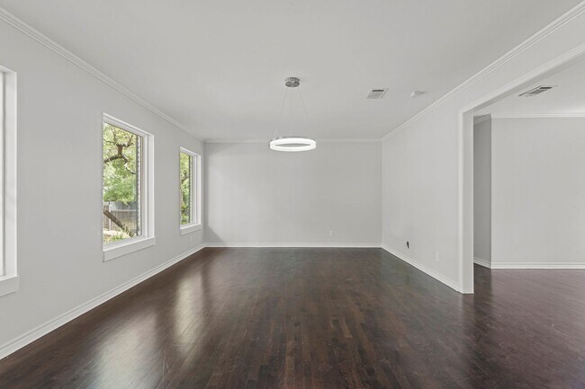 Building Photo - Tarrytown STUNNER!!!