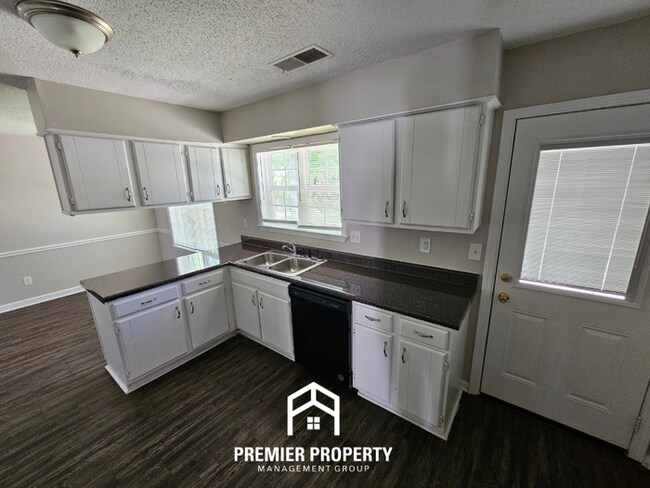 Building Photo - Spacious 3BR/2BA in 38115 | Soaring Ceilings & Floor-to-Ceiling Fireplace