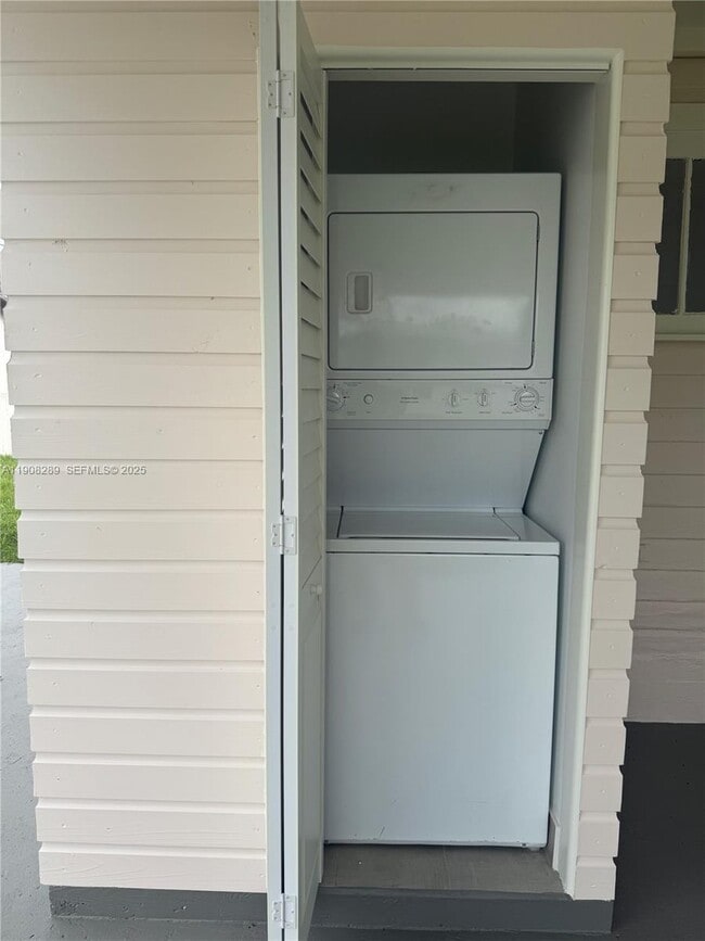 Building Photo - 8242 SW 43rd Terrace