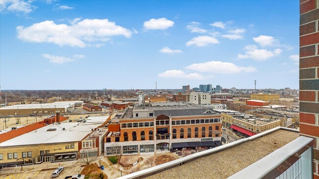 Building Photo - 3,400 SQFT CONDO IN DOWNTOWN CHAMPAIGN W/ ...