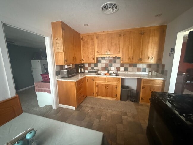 Building Photo - 3 Bedroom On Elizabeth