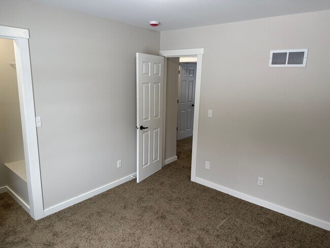 Building Photo - Elizabeth - 321/323