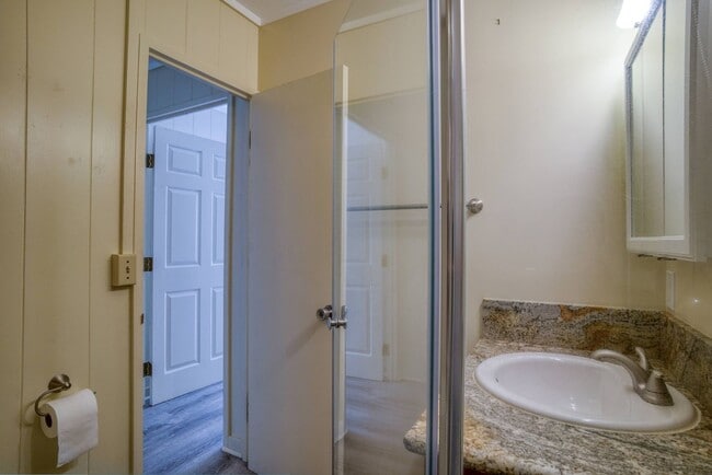 Building Photo - 1 bedroom 1 bath Makai side