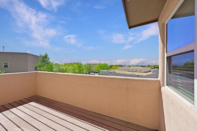 Building Photo - 1 MO. FREE RENT WITH 2 YR. LEASE!  Bright Tierra Contenta Retreat