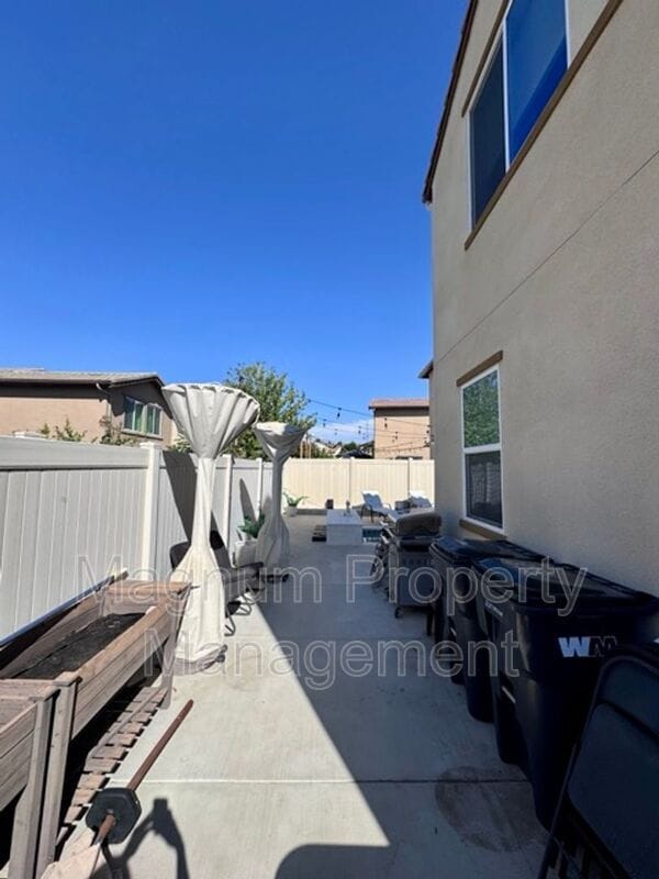 Building Photo - 38572 Rosegate Pl