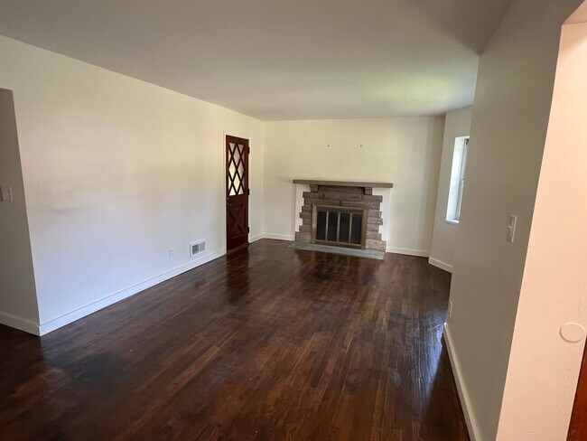 Building Photo - Charming 3-Bedrooms 1 bath with Hardwood F...