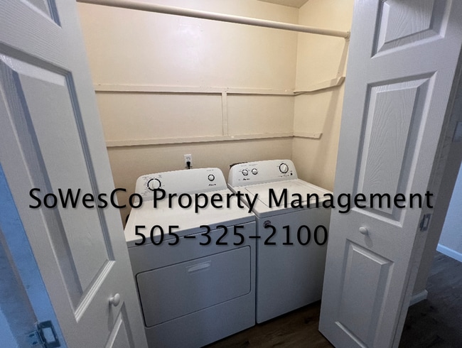 Building Photo - Beautiful Remodeled 3 Bed 2 Bath Furnished...
