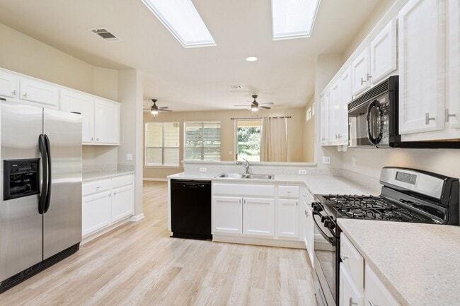 Building Photo - 118 Larkspur Ln