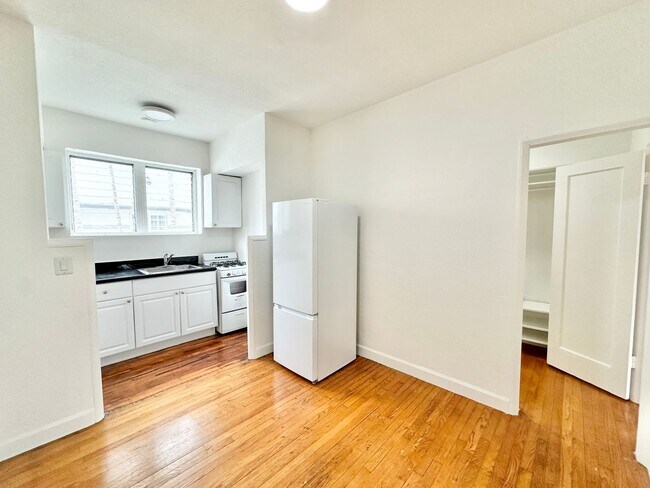 Building Photo - Spacious Studio on 12 Street between Eucli...