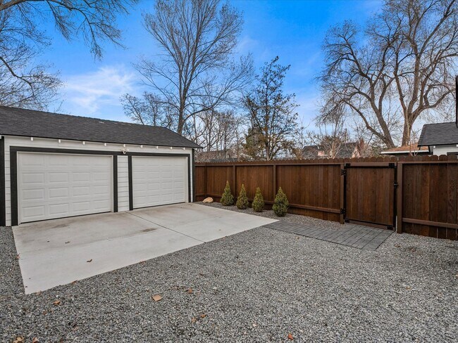 Building Photo - Remodeled Midtown Bungalow