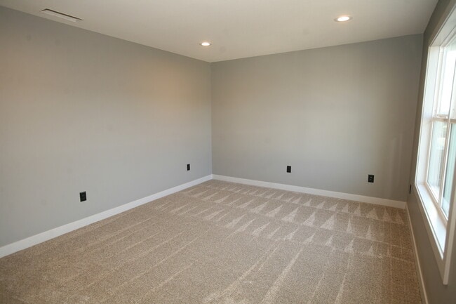 Building Photo - 2 bed 1 bath Duplex-Savannah Schools!