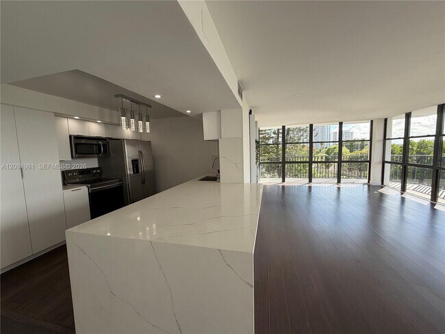 Building Photo - 1000 Parkview Dr