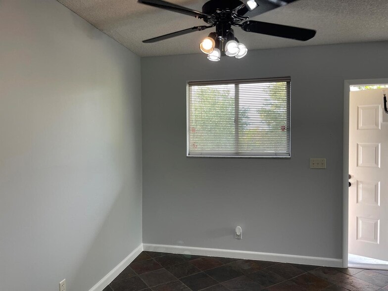 Building Photo - 1850 Fairview Villas Dr